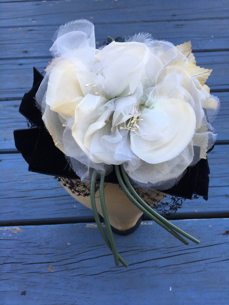 White 1950's Silk Flowers Fascinator, Floral 50s WHIMSIE Net Hat image 9