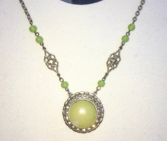 Early 1940's Green GLASS Necklace, Vintage ART DE… - image 1