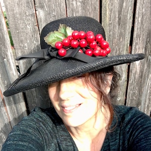 Vintage 1950&#39;s ROCKABILLY Black Straw Wide Brim LAMPSHADE Hat with Velvet Butterfly & CHERRIES