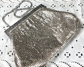 Borsa da sera vintage anni '50 in argento con anello piatto, WHITING & DAVIS
