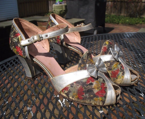 Vintage 1920's Flapper Shoes, Brocade & Silver LEATHER, Art Vintage 1920's Flapper Shoes, Brocade & Silver LEATHER, Art