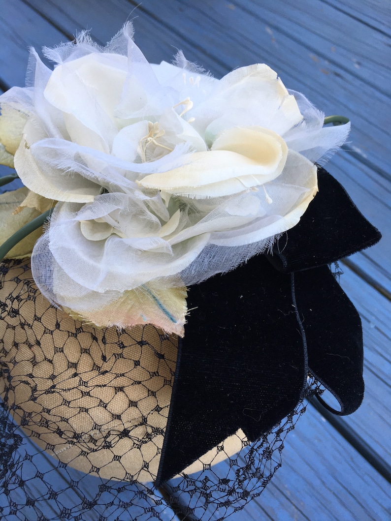 White 1950's Silk Flowers Fascinator, Floral 50s WHIMSIE Net Hat image 6