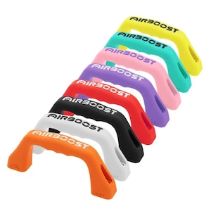 Op de afbeelding: Een verzameling gekleurde, gebogen handgrepen in verschillende tinten, waaronder oranje, wit, zwart, rood, paars, roze, turquoise en geel. Op elke handgreep staat in witte letters "AIRBOOST". De handgrepen zijn diagonaal gerangschikt.