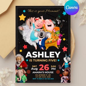 Könnte beinhalten: Eine rechteckige Geburtstagseinladungskarte mit Charakteren aus dem Film Sing auf schwarzem Hintergrund mit bunten Sternen. Der Text lautet: This is your Moment! ASHLEY IS TURNING FIVE! SAT Aug 26 3:00 PM AMARA’S HOUSE 1234 ANYWHERE ST, ANY CITY ANY STATE, 12456 RSVP TO MOM AT 123 456 2525.