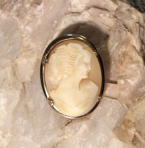 Vintage 1940s Coro Carved Shell Classic Cameo in G