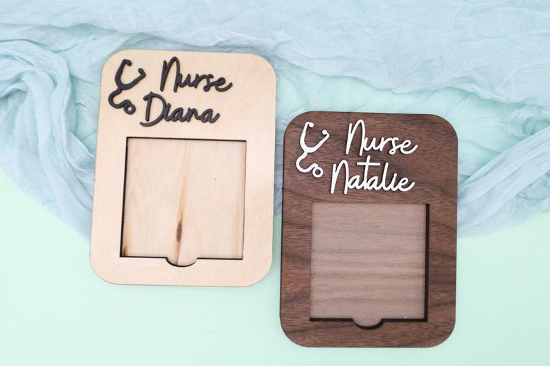 Pu&ograve; includere: Due cornici per foto in legno con un ritaglio per una foto. Le cornici sono realizzate in diversi tipi di legno. Una cornice &egrave; marrone chiaro e l'altra &egrave; marrone scuro. Entrambe le cornici hanno uno stetoscopio e la parola "Infermiera" con un nome sotto. La cornice marrone chiaro dice "Infermiera Diana" e la cornice marrone scuro dice "Infermiera Natalie".