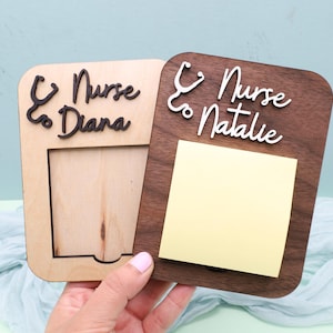 Pu&ograve; includere: Due porta appunti in legno con un design a stetoscopio e le parole "Nurse to Diana" e "Nurse to Natalie". Un porta appunti &egrave; in legno chiaro e l'altro in legno scuro.