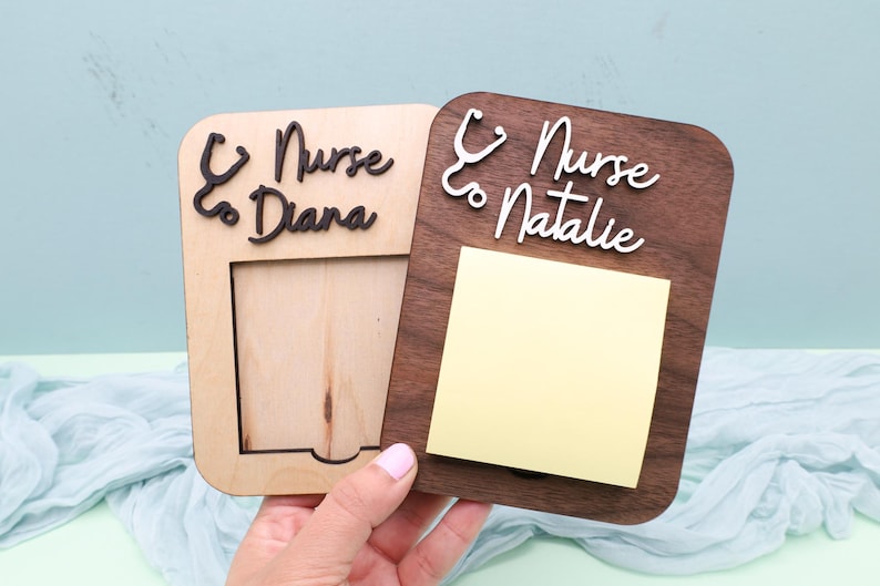 Pu&ograve; includere: Due porta appunti in legno con un design a stetoscopio e le parole "Nurse to Diana" e "Nurse to Natalie". Un porta appunti &egrave; in legno chiaro e l'altro in legno scuro.