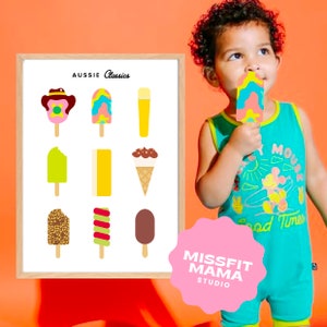 Puede incluir: Un póster imprimible con el título "Aussie Classics" que presenta ilustraciones de diferentes tipos de helados australianos. El póster está enmarcado en un marco de madera claro.