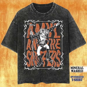 Puede incluir: Una camiseta negra de gran tamaño, lavada con minerales, con un gráfico de una cantante con un micrófono. La cantante lleva una chaqueta de cuero y botas. El texto "All the Sinners" es naranja, con "Mineral Washed" y "Oversized T-Shirt" debajo.