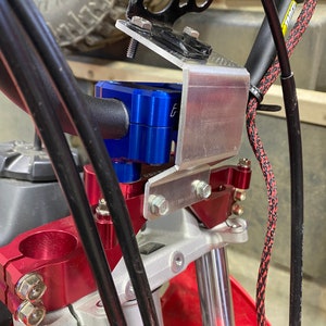 Fäste för omplacering av nyckelbrytare för Honda CRF 110f. Pro Circuit trippelklämma specifik modell.