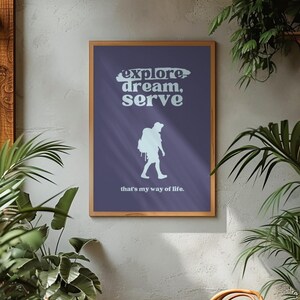 Può includere: Un poster motivazionale con sfondo viola e testo bianco che recita "esplorare sognare, servire questo è il mio modo di vivere." Una silhouette di una persona con uno zaino in spalla cammina verso destra.