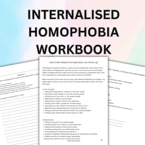 Może przedstawiać: Podręcznik zatytułowany "Internalised Homophobia Workbook" z białą okładką i czarnym tekstem. Strony podręcznika zawierają tekst o zinternalizowanej homofobii, w tym o tym, jak może się objawiać i pytania do refleksji.