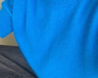 Camiseta oversized de tricô de angorá feita à mão, blusa feminina minimalista de luxo.