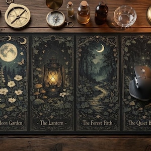 Op de afbeelding: Een rechthoekige bureaumat met vier verticale panelen met donkere, op de natuur geïnspireerde illustraties. De panelen zijn gelabeld The Moon Garden, The Lantern, The Forest Path en The Quiet Bloom, met afbeeldingen van een volle maan, een lantaarn, een bospad en dicht gebladerte.