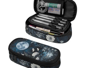 Puede incluir: Un estuche rectangular con un estampado de jardín nocturno en azul oscuro que incluye una luna llena, flores blancas y follaje. El estuche cuenta con cierre de cremallera, un bolsillo de malla interno y bucles elásticos para bolígrafos.