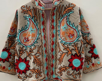 Chaqueta corta de terciopelo bordada Suzani, abrigo bohemio Suzani de estilo indio, regalo para damas de honor, chaqueta de invierno, abrigo de mujer, chaqueta Suzani