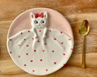 Plato de cerámica hecho a mano con forma de gato durmiendo: un regalo infantil original