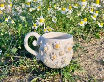 Ręcznie robiony ceramiczny kubek ze stokrotkami – Fantazyjny kwiatowy kubek do kawy
