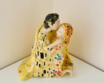 クリムトの接吻、タイル壁画。キスの絵。伝統的な手描きの陶器