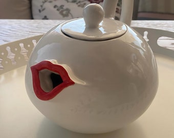 Handmade ceramic tea pot lips