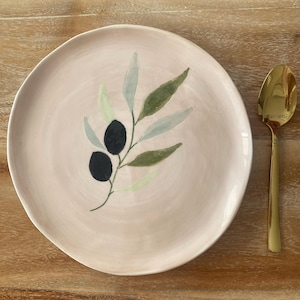 Handgemaakt keramisch bord met handgeschilderde olijfboom – rustiek mediterraan decor 20 cm
