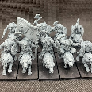 Peut inclure: Un groupe de dix figurines en plastique non peintes d'orcs chevauchant des loups. Les orcs tiennent des armes et des boucliers. Les loups sont en position de course. Les figurines sont sur un fond blanc.