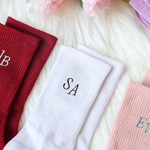 Calcetines con iniciales personalizadas - Letras bordadas personalizadas en calcetines de algodón suave - Hechos a pedido y en Gran Bretaña - Hechos para él y para ella