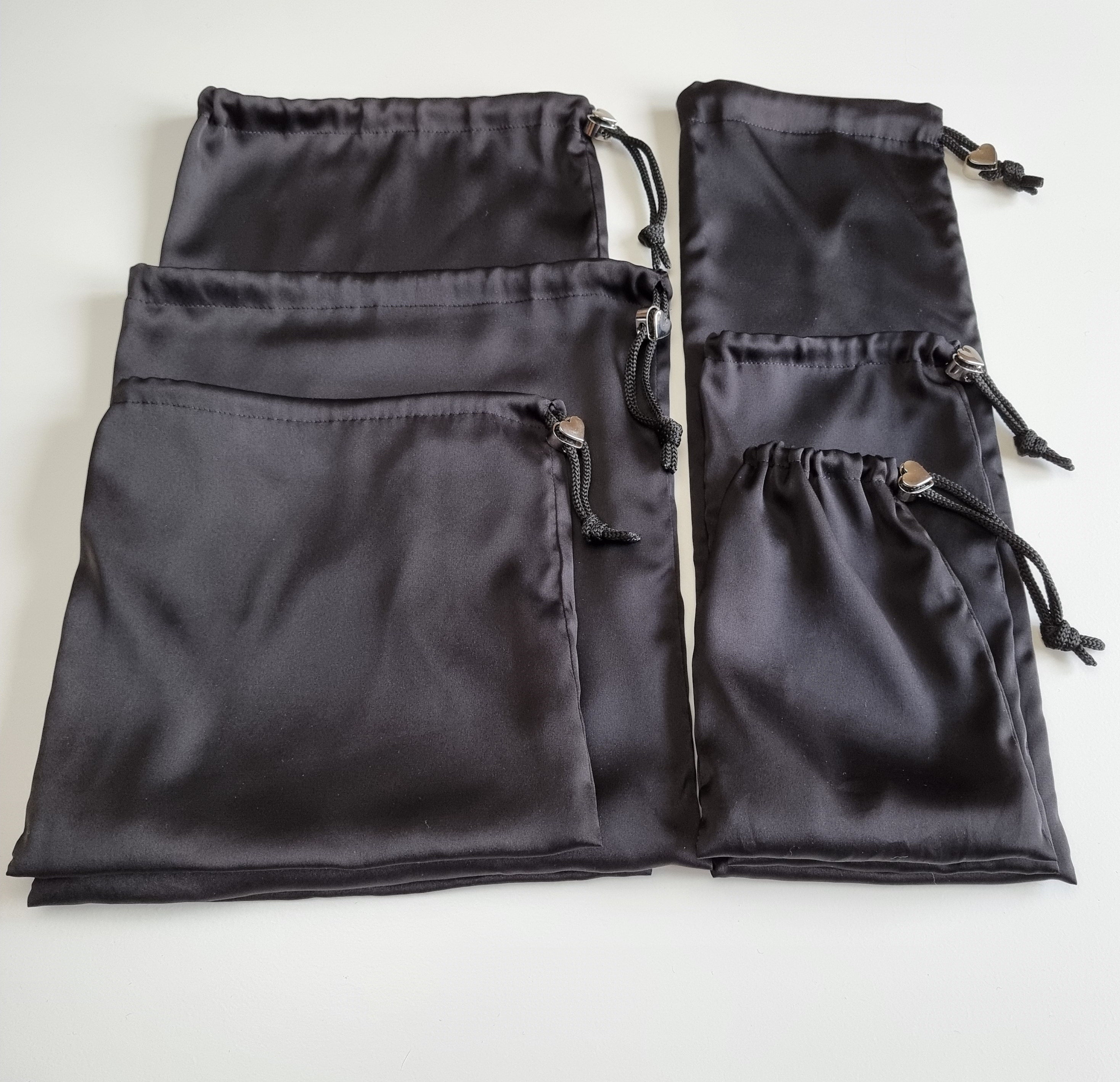 24-teiliges Satin-Aufbewahrungstaschen Set – 3 Größen, 4 Farben – Mit Kordelzug, Für Reise & Zuhause