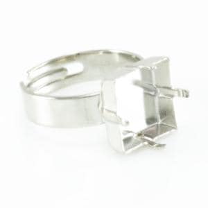 Puede incluir: Un anillo ajustable de color plateado con un engaste rectangular. La banda del anillo es lisa y curvada, y el engaste presenta cuatro garras diseñadas para sujetar una piedra preciosa. El anillo se muestra sobre un fondo blanco.