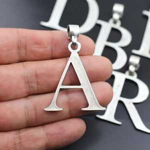 Colgante con letra A de 4 x 4 cm, regalo personalizado, colgante DIY, collar personalizado, collar con letras, collar unisex, delicado colgante con inicial de plata P16