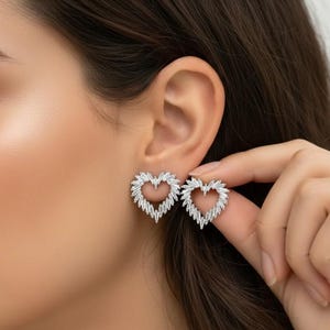 Verzilverde roestvrijstalen hartvormige oorknopjes, waterdicht, minimalistische open hartvormige oorbellen, zilverkleurige hypoallergene sieraden - E01si