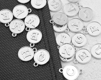 Dije de letra del alfabeto bañado en rodio: Artículos de joyería personalizados - zm885rh