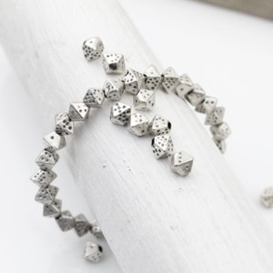 20pcs Polyhedral Dice Beads, Asymmetric Bicone Dice Beads, Casino Jewelry Supplies, Silver Spacer Beads for Bracelets & Necklaces ZM158as