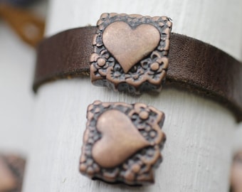 5 cuentas de cobre antiguas con forma de corazón: cordón de cuero plano para hacer pulseras DIY - ZM78