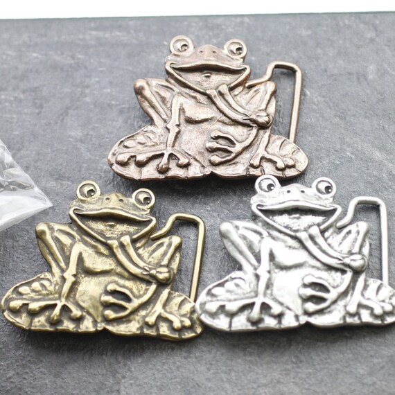 アンティークシルバーのカエルベルトバックル：ピューター製の動物