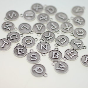 Colgante con letras del alfabeto, dijes con letras iniciales, colgante con collar con letras, dije con forma de etiqueta, venta al por mayor, suministros de joyería personalizados, ZM885as