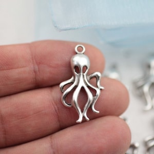 10 pezzi ciondoli a forma di polpo, ciondoli a forma di polpo, ciondoli a forma di polpo placcati in argento sterling, ciondoli in zamak, forniture per la creazione di gioielli con creature marine ZM557as