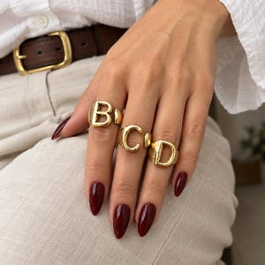 Gouden en zilveren ring met initialen, ring met opvallende letters, verstelbare monogramring, gepersonaliseerde statementring, ring met brede band, sieraden met initialen. RAgo