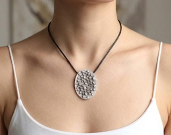 Colgante orgánico de plata, colgante ovalado texturizado, dije para collar llamativo, colgante floral, fabricación de joyas - P118
