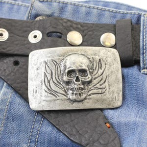 Hebilla de cinturón con calavera y llamas, hebilla de cinturón italiana, hebilla de cinturón de diseño, hebilla gótica, hebilla de cinturón de cuero hecha a mano, regalo de Navidad GS27ds