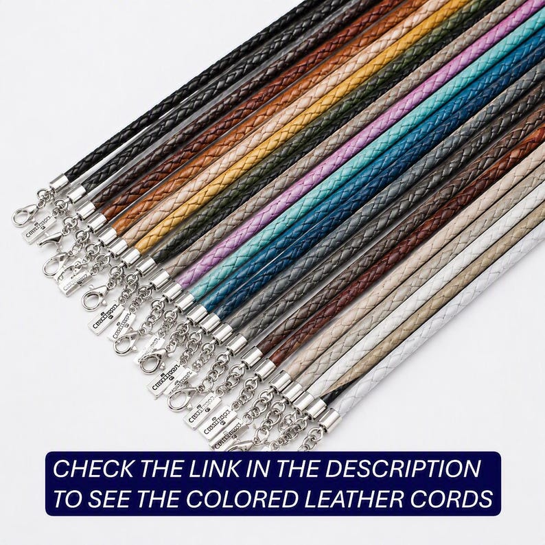 Pode incluir: Uma cole&ccedil;&atilde;o de cord&otilde;es de couro tran&ccedil;ado em v&aacute;rias cores, incluindo preto, castanho, bege, amarelo, verde, roxo, azul e branco. Cada cord&atilde;o possui um fecho lagosta de metal prateado e uma corrente de extens&atilde;o ajust&aacute;vel na extremidade.