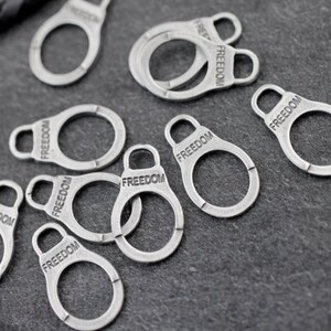 20pcs Freedom Handcuff Charms: Silver Zamak Bracelet Connectors - zm10as