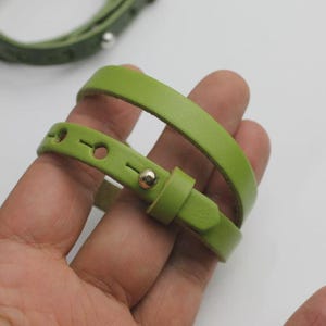 Ljusgrönt platt läderarmband med dubbelt omlott, knappstängning, glidande pärlbas, gör-det-själv unisex - LB43-54