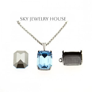 Op de afbeelding: Een zilveren ketting met een rechthoekige, lichtblauwe edelsteen hanger. Een losse edelsteen en een setting worden ook weergegeven. De tekst "SKY JEWELRY HOUSE" staat bovenaan de afbeelding.