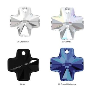 Puede incluir: Cuatro abalorios de cruz de cristal en diferentes colores: transparente con acabado iridiscente, transparente, negro y azul. Los abalorios son todos del mismo tamaño y forma, con un pequeño agujero en la parte superior para sujetarlos a un collar o pulsera.