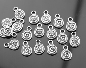 Op de afbeelding: Een verzameling van 18 zilverkleurige metalen bedels met een spiraalvormig ontwerp. Elke bedel heeft een kleine lus aan de bovenkant om aan sieraden of andere knutselprojecten te bevestigen.