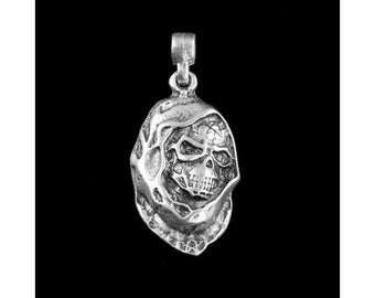 Colgantes de calavera bañados en plata de ley, colgante Grim Reaper, colgante de encanto gótico, colgante diablo, colgante brutalista, mejor colgante, calavera P01