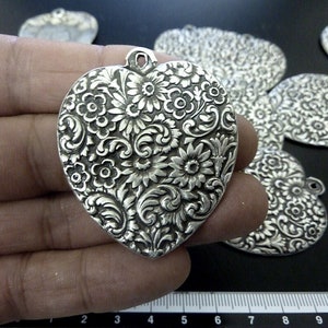 1 pezzo di ciondolo a forma di cuore in argento, collana con fiore in rilievo, collana con cuore grande, ciondoli a forma di cuore, forniture all'ingrosso per la creazione di gioielli ZM324