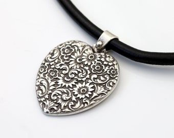 Hänge med graverat blommigt hjärtmönster: Antika silver-bohemiska smycken - P95 (ZM324)